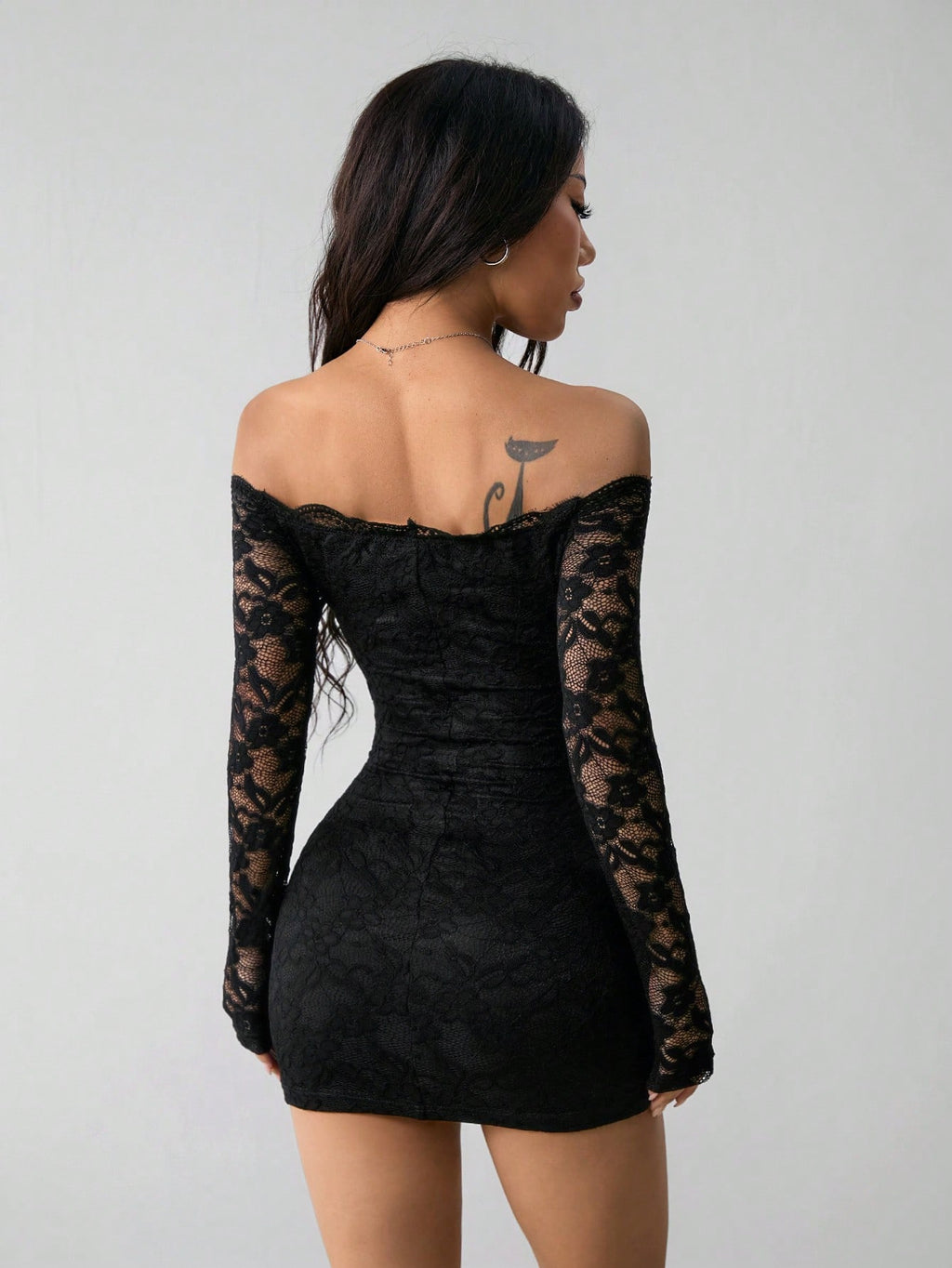 Vestido de Encaje con Hombros Descubiertos y Manga Larga