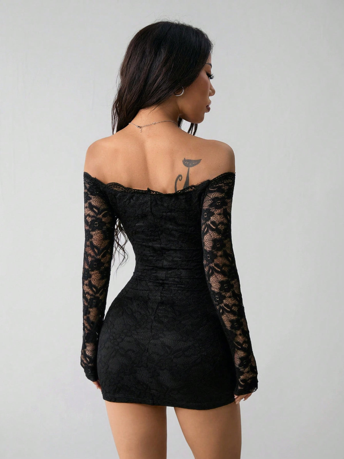 Vestido de Encaje con Hombros Descubiertos y Manga Larga