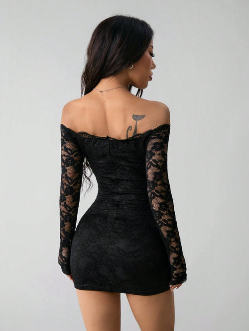 Vestido de Encaje con Hombros Descubiertos y Manga Larga