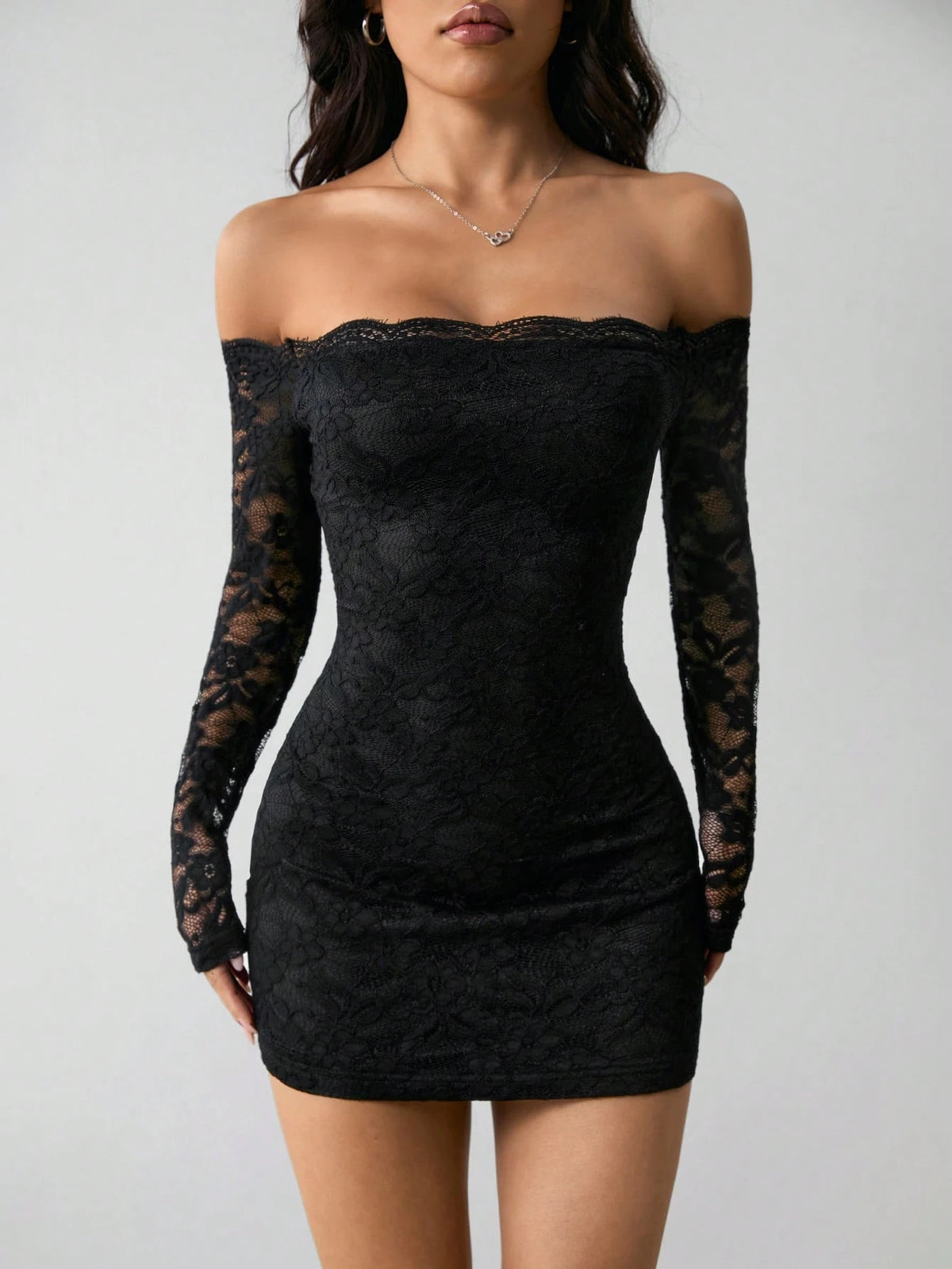 Vestido de Encaje con Hombros Descubiertos y Manga Larga