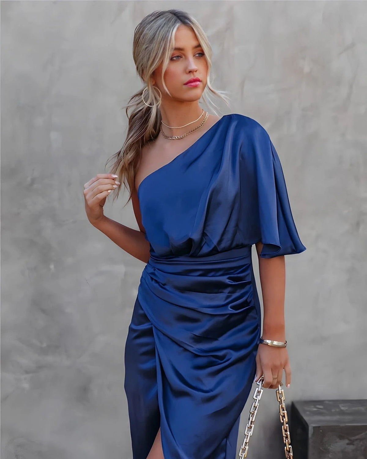 Vestido Midi Satinado de un Hombro con Mangas Acampanadas 