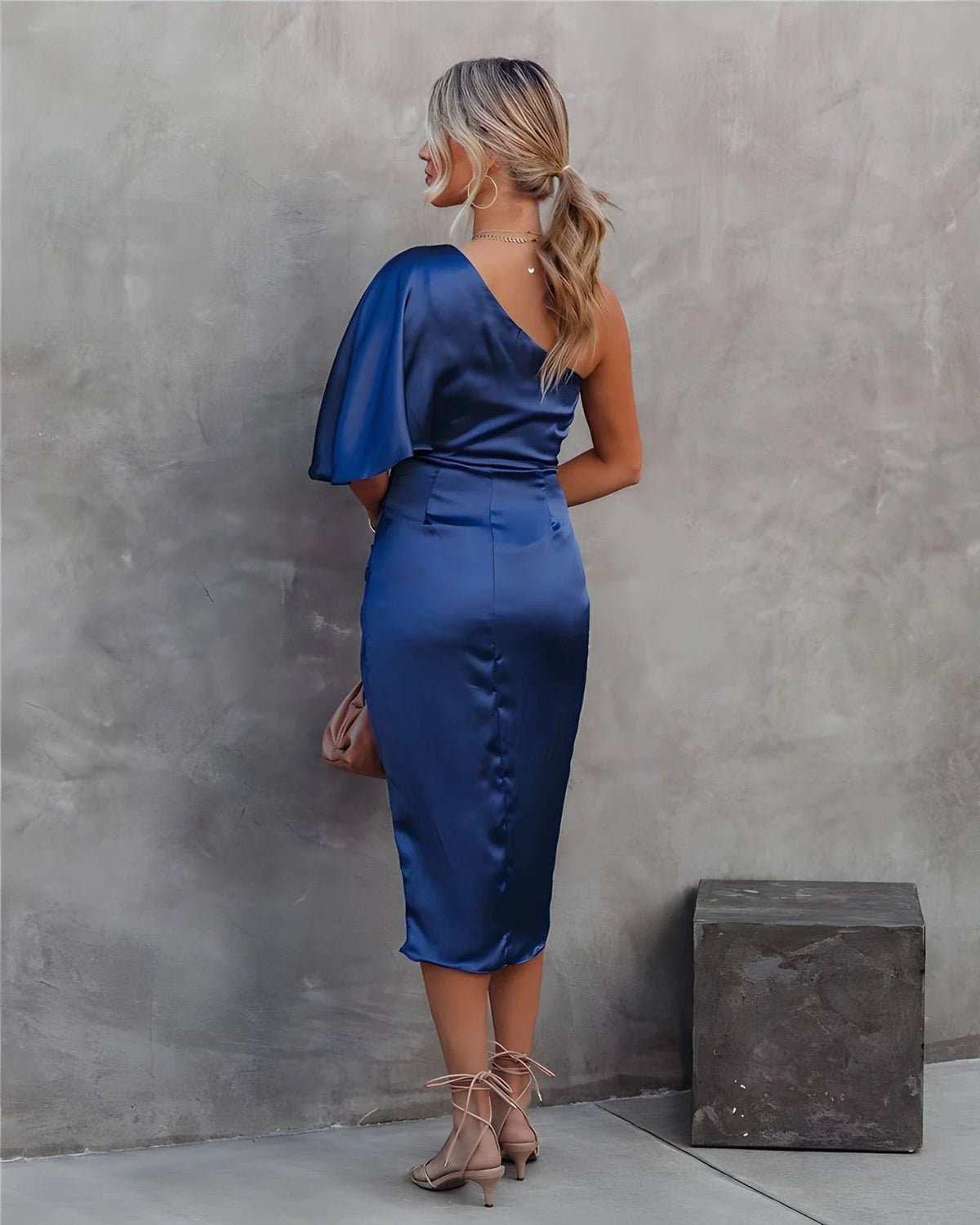 Vestido Midi Satinado de un Hombro con Mangas Acampanadas 