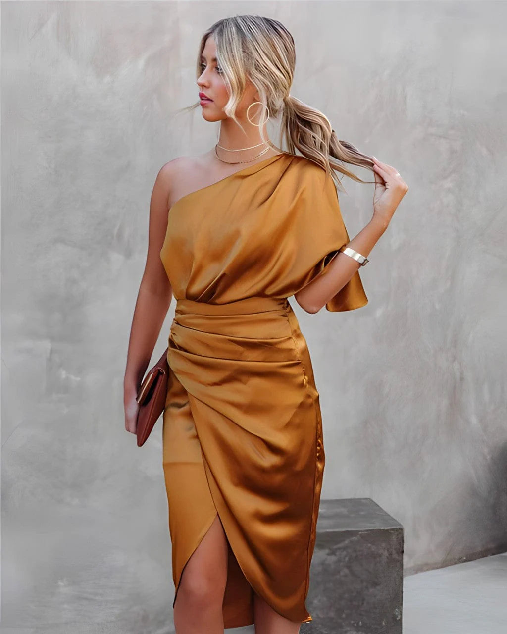 Vestido Midi Satinado de un Hombro con Mangas Acampanadas 
